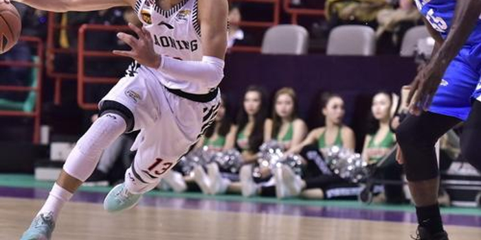 在篮板球争 在篮板球争